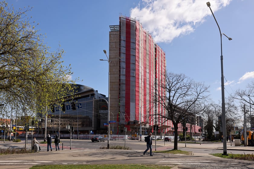 Budynek Arkad Wrocławskich zasłonięty rusztowaniem