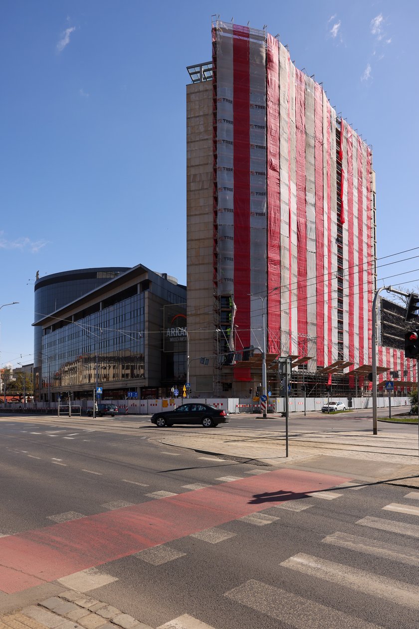 Po wygrodzeniu terenu pod rozbi&oacute;rkę, wprowadzono zmiany w ruchu