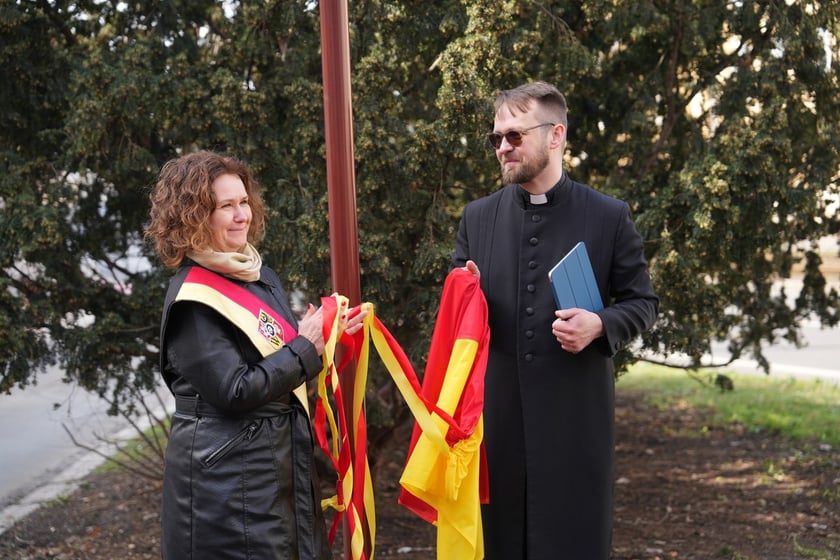 Uroczystości związane z upamiętnieniem księdza Dietricha Bonhoeffera we Wrocławiu na zdjęciu przewodnicząca Rady Miejskiej Agnieszka Rybczak i ksiądz Karol Długosz