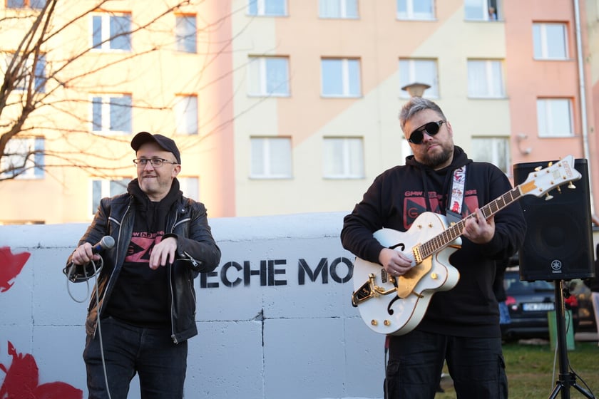 Koncert pod blokiem i odsłonięcie muralu na Orzechowej. Wrocław. 16.03.2025