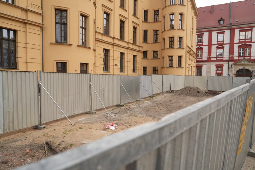 Wygrodzony plac na parkingu przy ul. Szewskiej