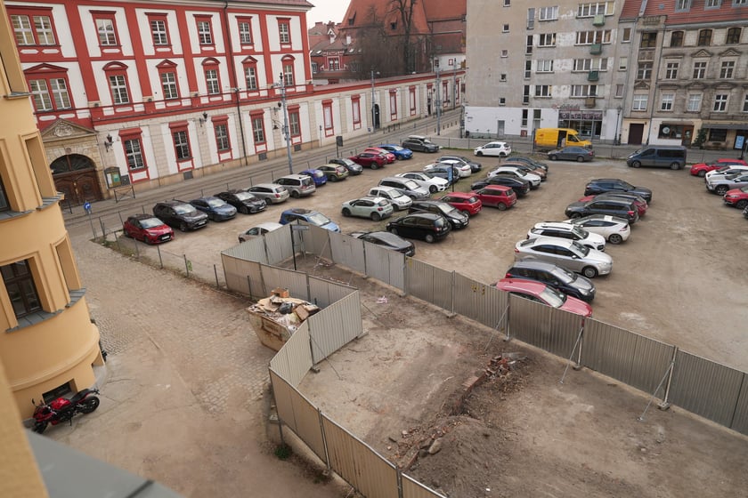Wygrodzony plac na parkingu przy ul. Szewskiej