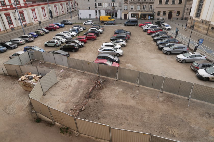Wygrodzony plac na parkingu przy ul. Szewskiej