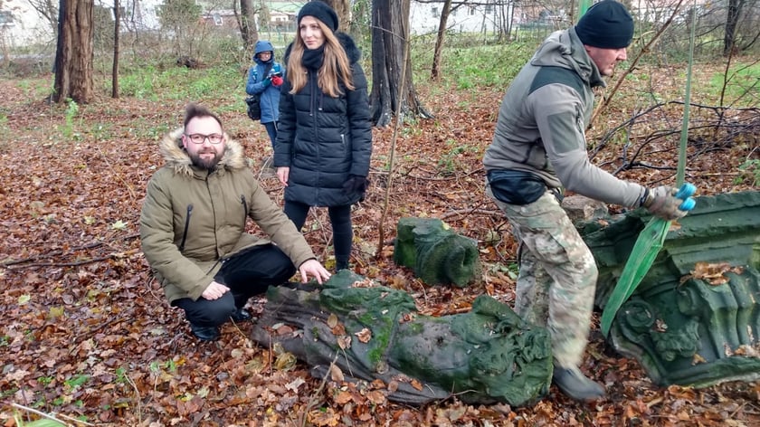 Tomasz Sielicki i Joanna Biniek przy odnalezionej figurze Neptuna we wsi Wielowieś