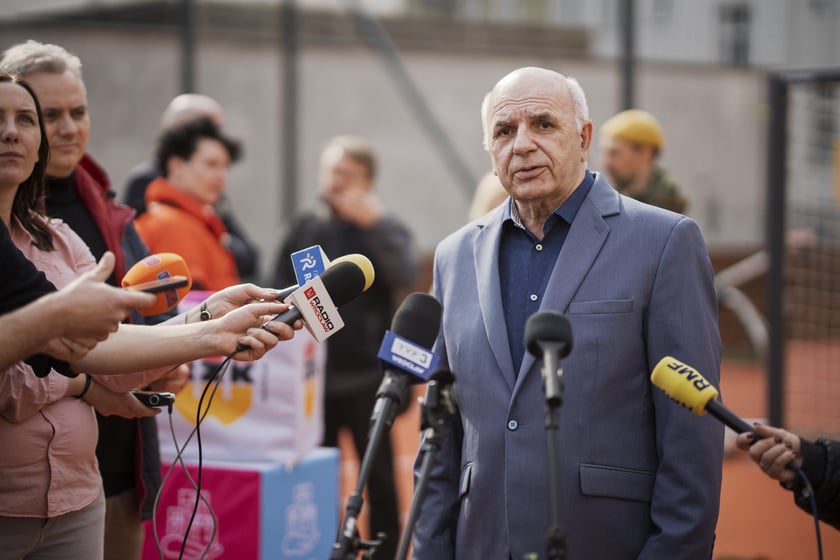 Zastępca Dyrektora ZZK, Marian Nowotyński. &ndash; Gł&oacute;wnym projektantem podw&oacute;rka jest pan Maciej Marzecki, remont wykonała firma Tomga. Przy pracach proejktowych mieliśmy dużo problem&oacute;w, w wyniku tego podzieliliśmy remont na dwa etapy. Jednocześnie remontujemy budynki gminne, kt&oacute;re znajdują się w tym wnętrzu.