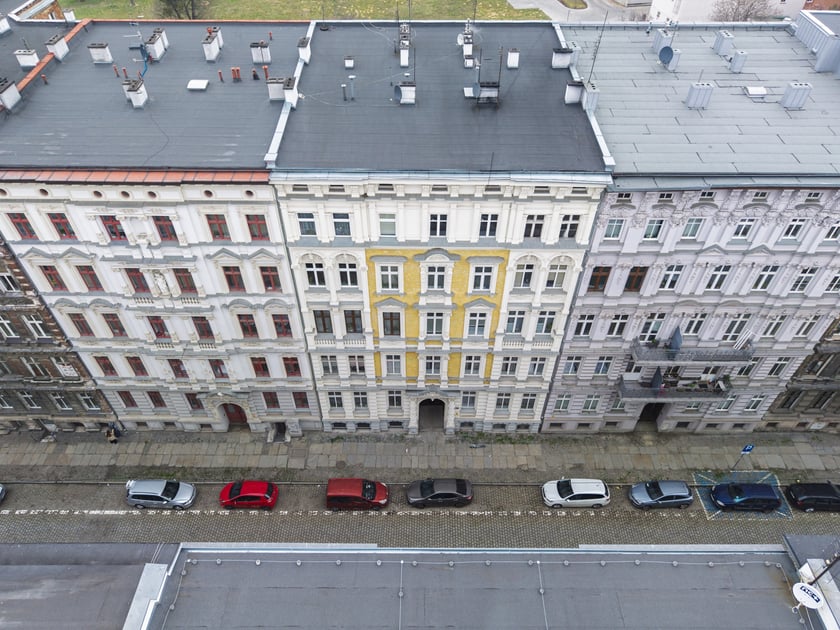 Ulica Miernicza zmienia charakter - już nie przedstawia wojennego krajobrazu, za to emanuje kunsztowną myślą dawnych architekt&oacute;w
