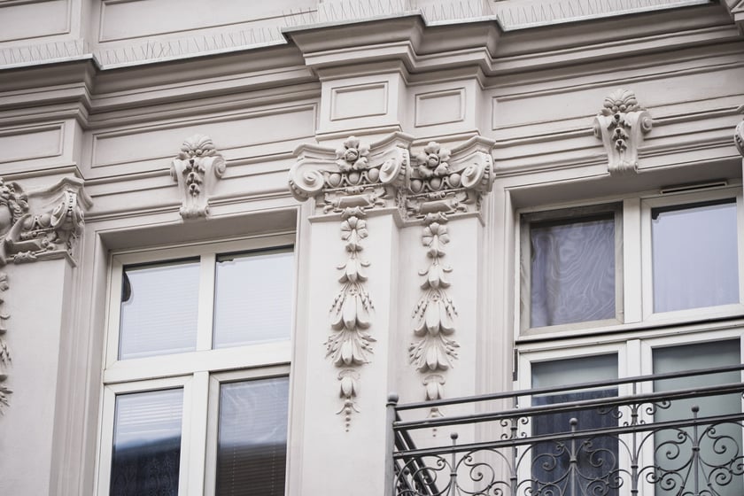 Ulica Miernicza zmienia charakter - już nie przedstawia wojennego krajobrazu, za to emanuje kunsztowną myślą dawnych architekt&oacute;w