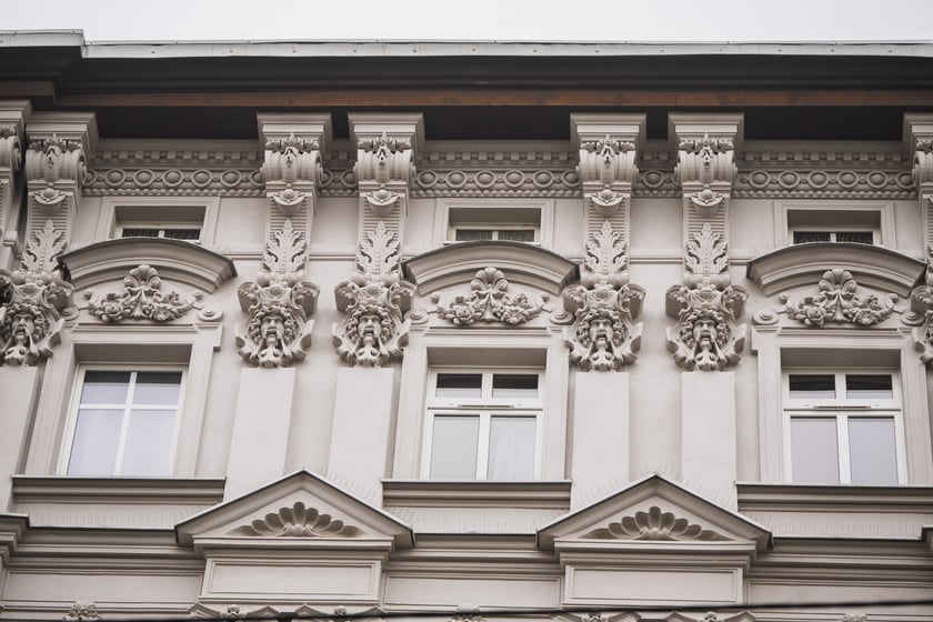 Ulica Miernicza zmienia charakter - już nie przedstawia wojennego krajobrazu, za to emanuje kunsztowną myślą dawnych architekt&oacute;w