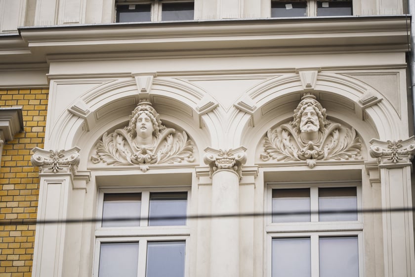 Ulica Miernicza zmienia charakter - już nie przedstawia wojennego krajobrazu, za to emanuje kunsztowną myślą dawnych architekt&oacute;w