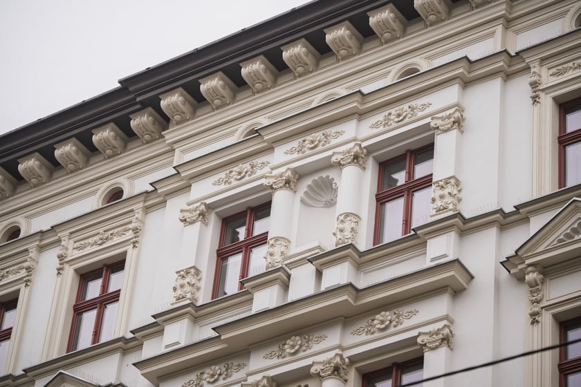 Ulica Miernicza zmienia charakter - już nie przedstawia wojennego krajobrazu, za to emanuje kunsztowną myślą dawnych architekt&oacute;w