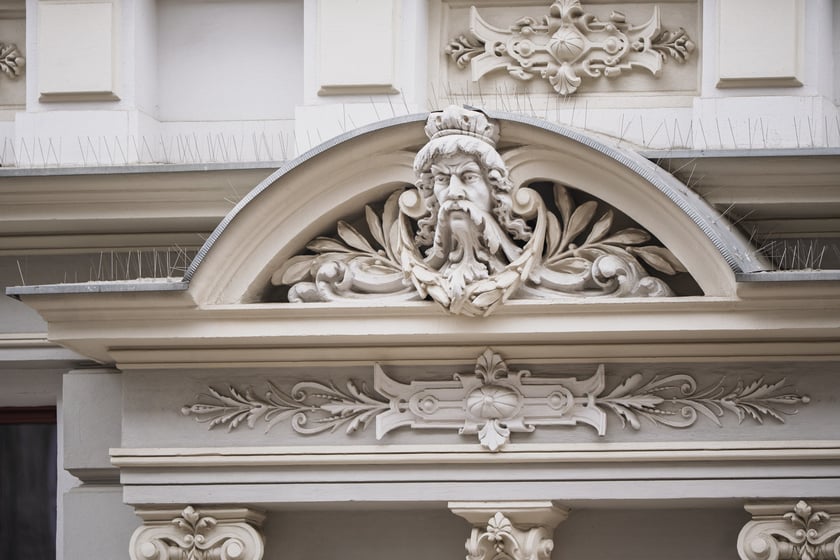 Ulica Miernicza zmienia charakter - już nie przedstawia wojennego krajobrazu, za to emanuje kunsztowną myślą dawnych architekt&oacute;w