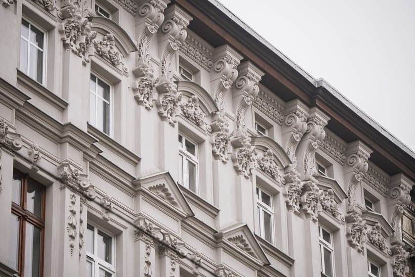 Ulica Miernicza zmienia charakter - już nie przedstawia wojennego krajobrazu, za to emanuje kunsztowną myślą dawnych architekt&oacute;w