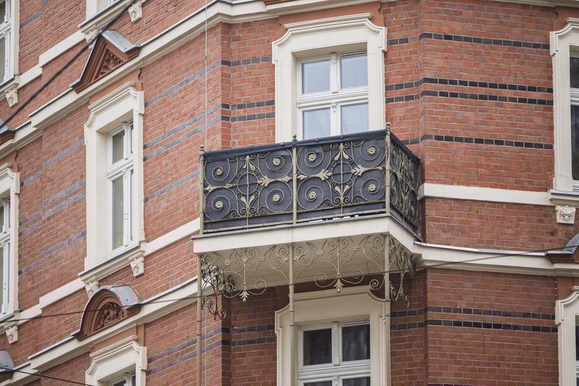 Ulica Miernicza zmienia charakter - już nie przedstawia wojennego krajobrazu, za to emanuje kunsztowną myślą dawnych architekt&oacute;w