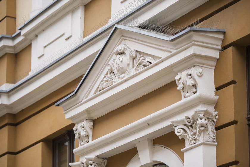 Ulica Miernicza zmienia charakter - już nie przedstawia wojennego krajobrazu, za to emanuje kunsztowną myślą dawnych architekt&oacute;w