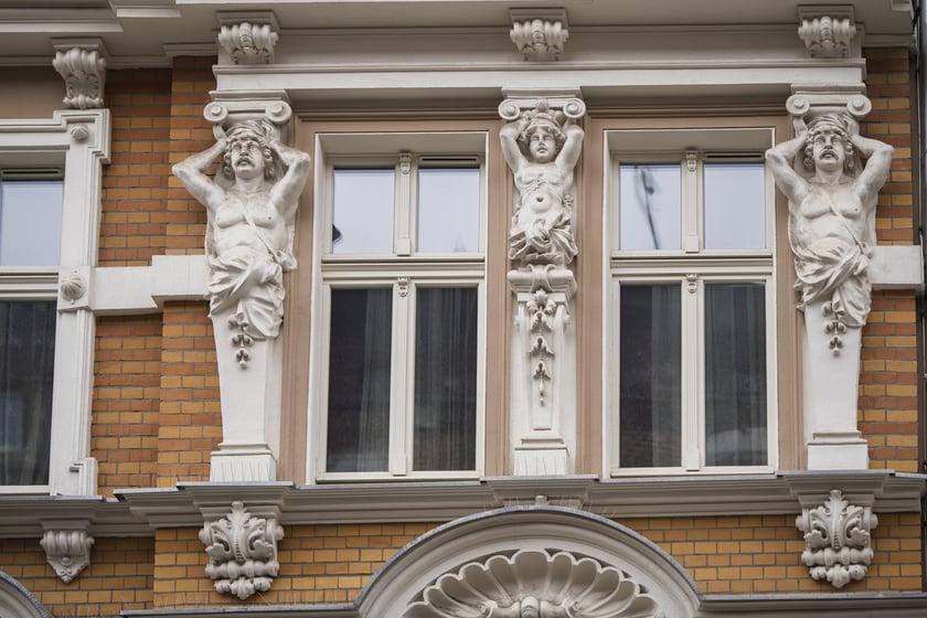 Ulica Miernicza zmienia charakter - już nie przedstawia wojennego krajobrazu, za to emanuje kunsztowną myślą dawnych architekt&oacute;w