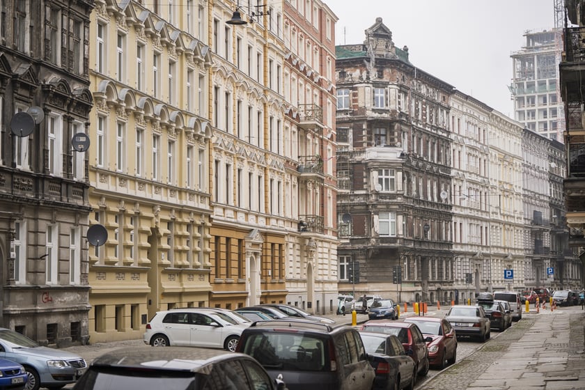 Ulica Miernicza zmienia charakter - już nie przedstawia wojennego krajobrazu, za to emanuje kunsztowną myślą dawnych architekt&oacute;w