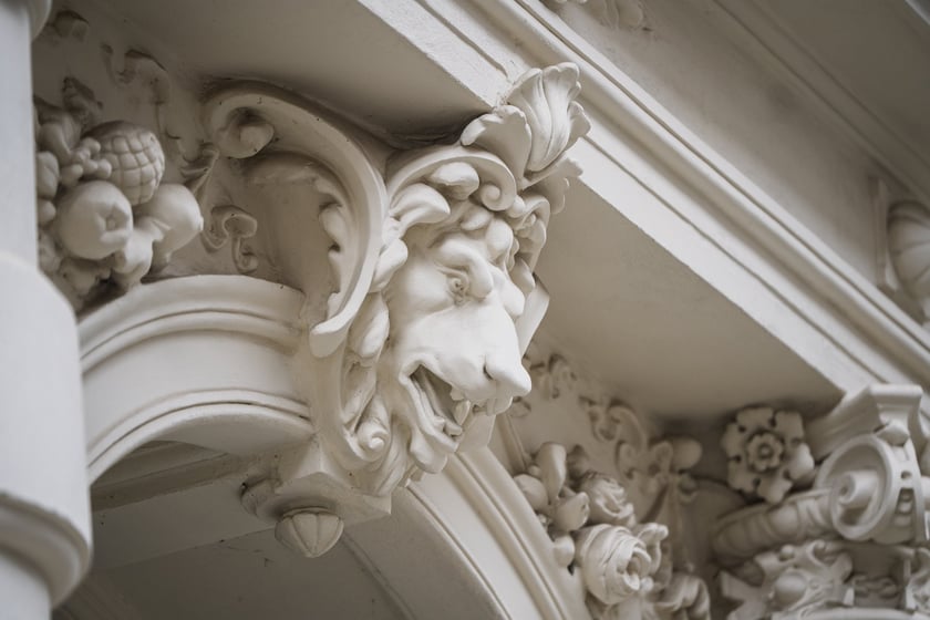 Ulica Miernicza zmienia charakter - już nie przedstawia wojennego krajobrazu, za to emanuje kunsztowną myślą dawnych architekt&oacute;w