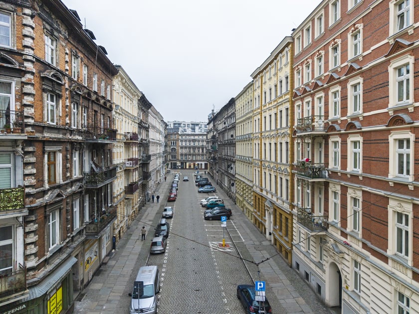 Ulica Miernicza zmienia charakter - już nie przedstawia wojennego krajobrazu, za to emanuje kunsztowną myślą dawnych architekt&oacute;w