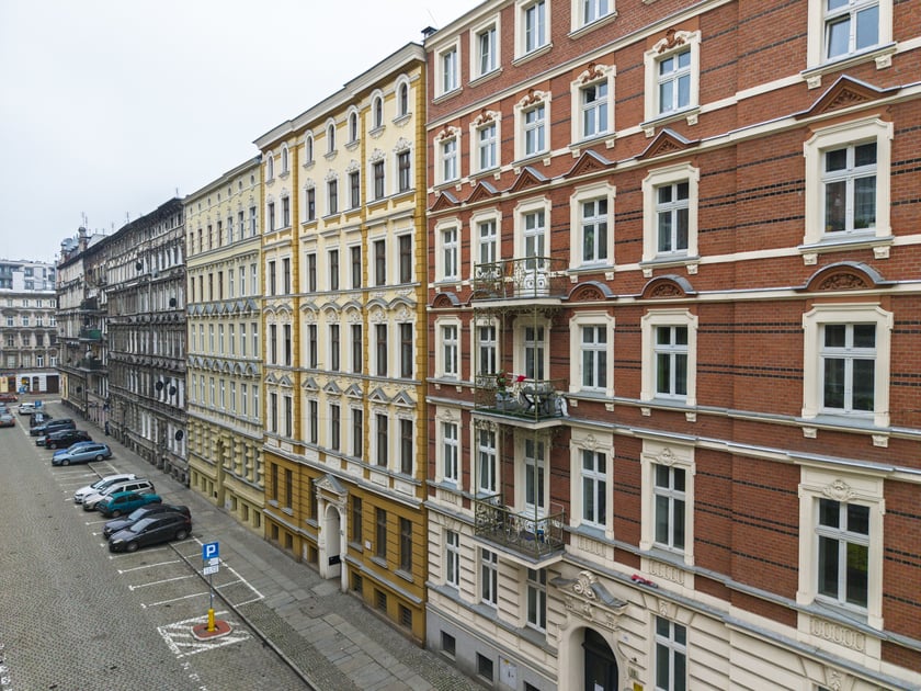 Ulica Miernicza zmienia charakter - już nie przedstawia wojennego krajobrazu, za to emanuje kunsztowną myślą dawnych architekt&oacute;w
