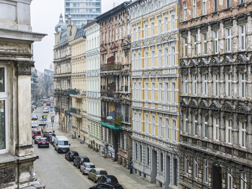 Ulica Miernicza zmienia charakter - już nie przedstawia wojennego krajobrazu, za to emanuje kunsztowną myślą dawnych architekt&oacute;w