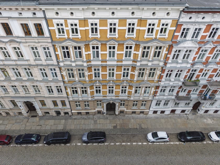Ulica Miernicza zmienia charakter - już nie przedstawia wojennego krajobrazu, za to emanuje kunsztowną myślą dawnych architekt&oacute;w