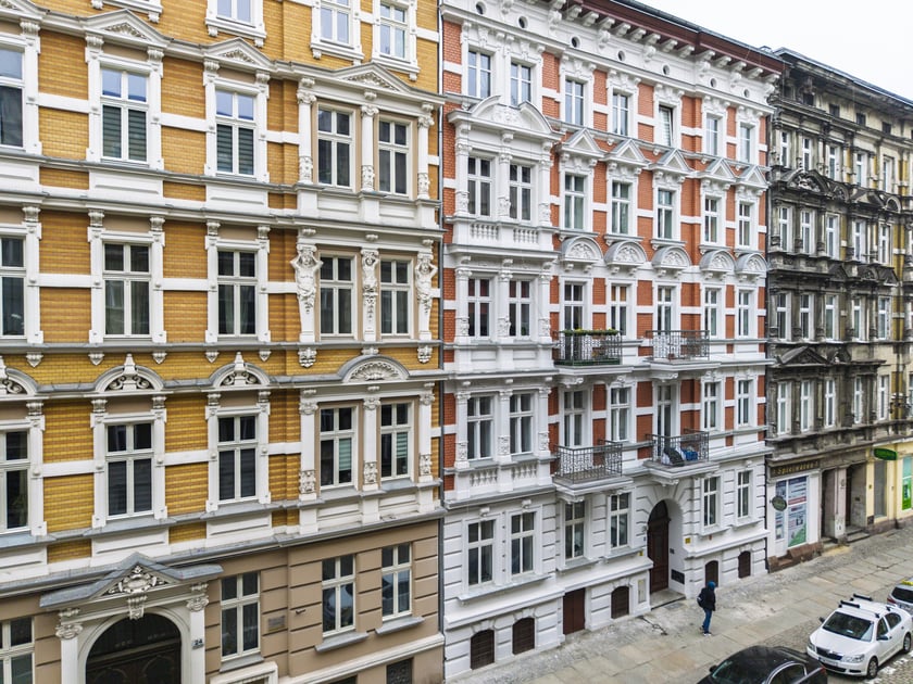 Ulica Miernicza zmienia charakter - już nie przedstawia wojennego krajobrazu, za to emanuje kunsztowną myślą dawnych architekt&oacute;w