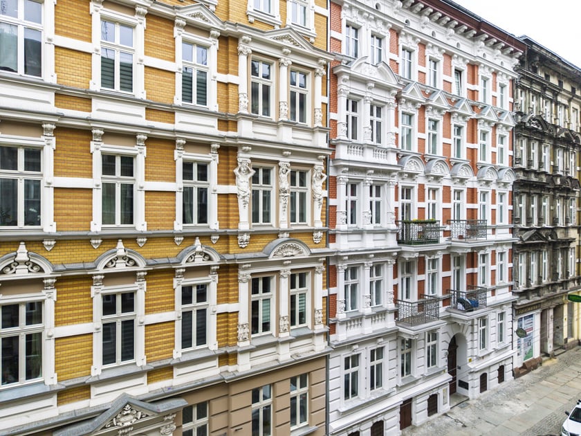 Ulica Miernicza zmienia charakter - już nie przedstawia wojennego krajobrazu, za to emanuje kunsztowną myślą dawnych architekt&oacute;w