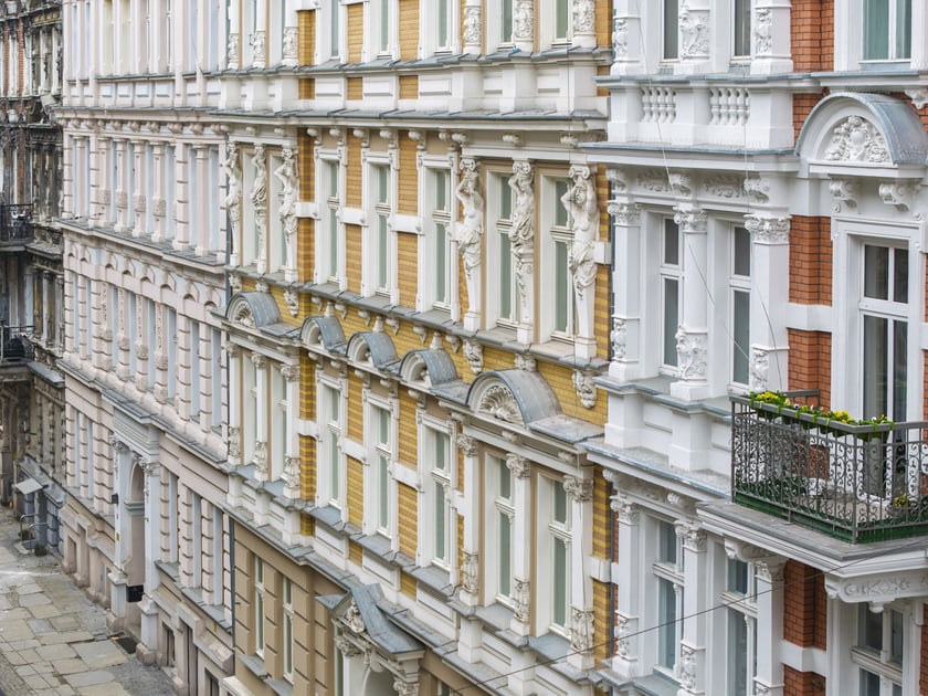 Ulica Miernicza zmienia charakter - już nie przedstawia wojennego krajobrazu, za to emanuje kunsztowną myślą dawnych architekt&oacute;w
