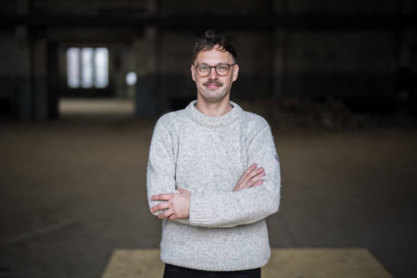 Maciej Bujko, konferencja w hali przy Kolejowej, przyszłej BWA Wrocław (26 marca 2025 r.)