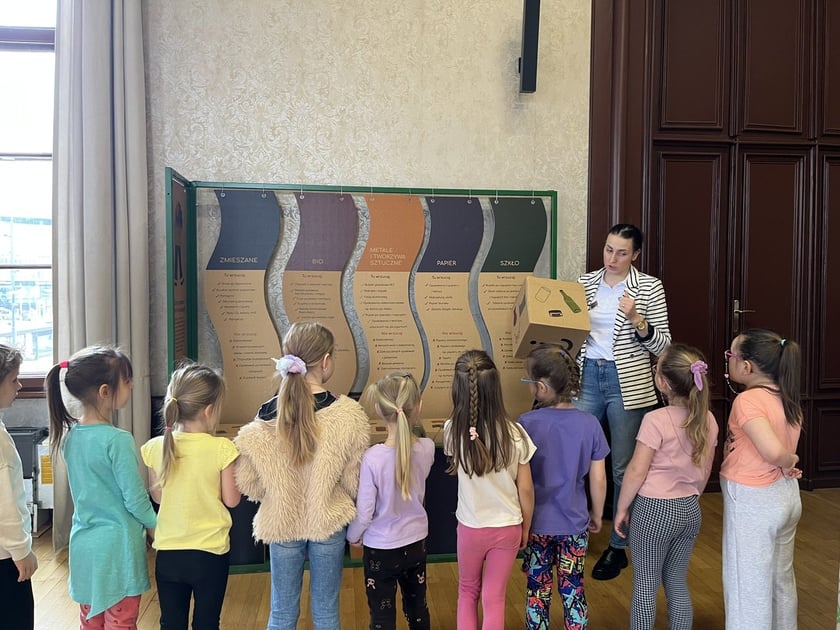 Na zdjęciach wystawa EkoEksperymentarium na Dworcu Wrocław Gł&oacute;wny