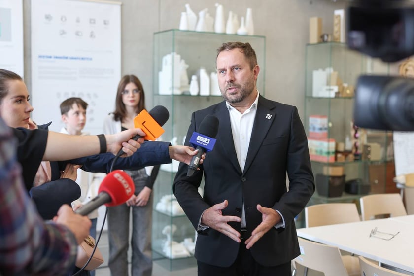 Wrocławska podstawówka nawiązała współpracę z Akademią Sztuk Pięknych - konferencja prasowa 27.03.2025
