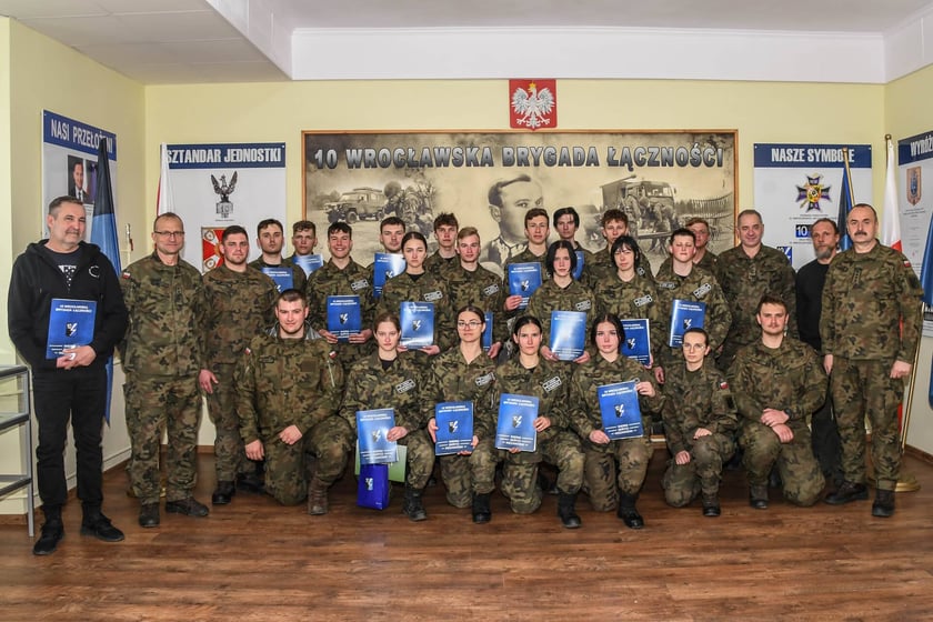 Pamiątkowe zdjęcie po zakończeniu szkolenie w 10 Wrocławskiej Brygadzie Łączności