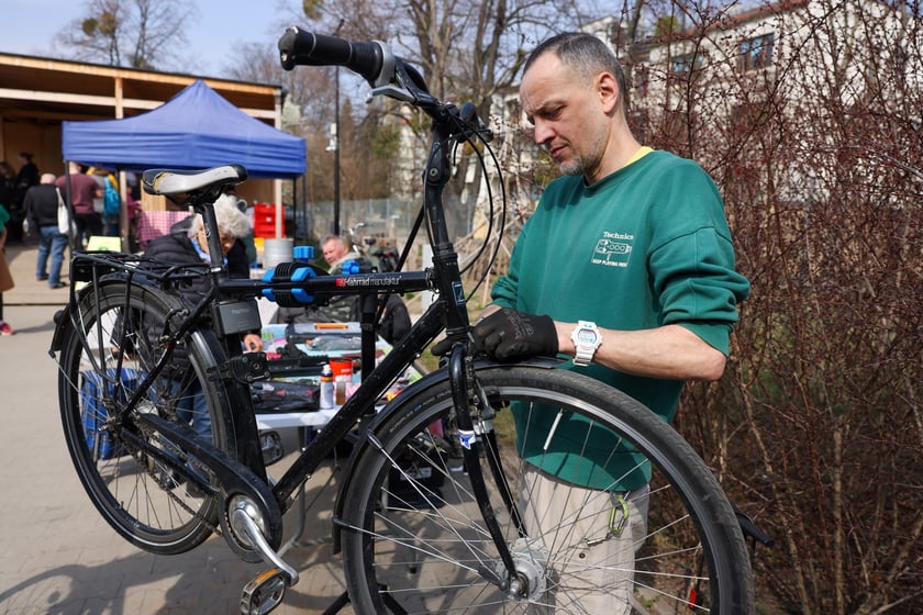 Michał Stemków na Ryneczku Jemiołowa naprawia rowery. Sobota 29 marca była jego debiutem w tym miejscu