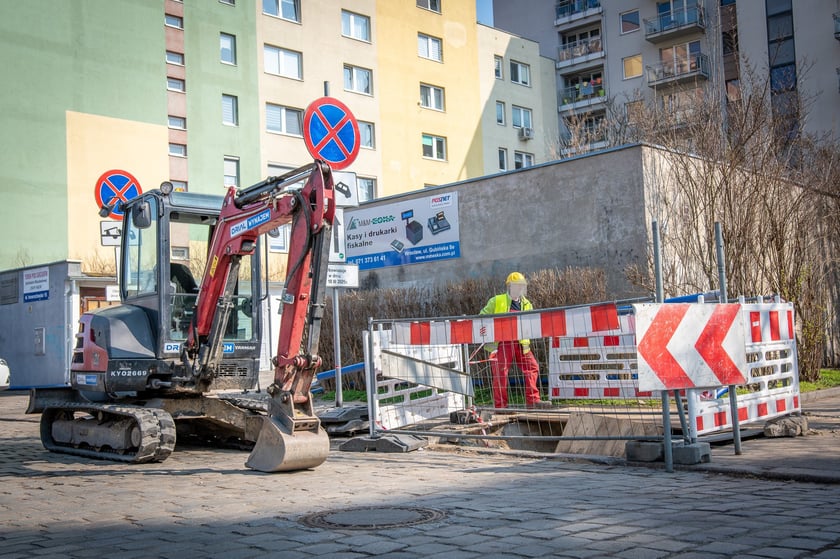 Remont wodociągu pod Inowrocławską - MPWiK prosi by zwracać uwagę na znaki pionowe "zakaz zatrzymywania"