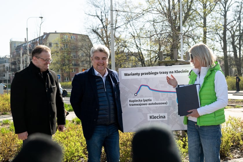 Renata Granowska, Sławomir Kanik i Piotr Paś, podpisanie umowy na projekt trasy tramwajowej przez Klecinę (4 kwietnia 2025 roku)
