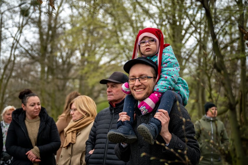 Odsłonięcie figurki krasnala Raciworka przy Kładce Złotnickiej
