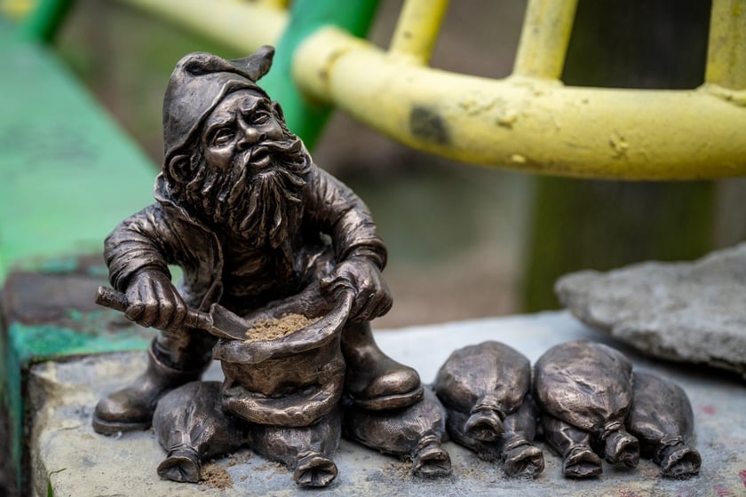 Odsłonięcie figurki krasnala Raciworka przy Kładce Złotnickiej