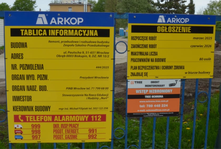 Rozbudowa niepublicznejj szkoły przy Pautscha. Tablica informacyjna inwestycji.