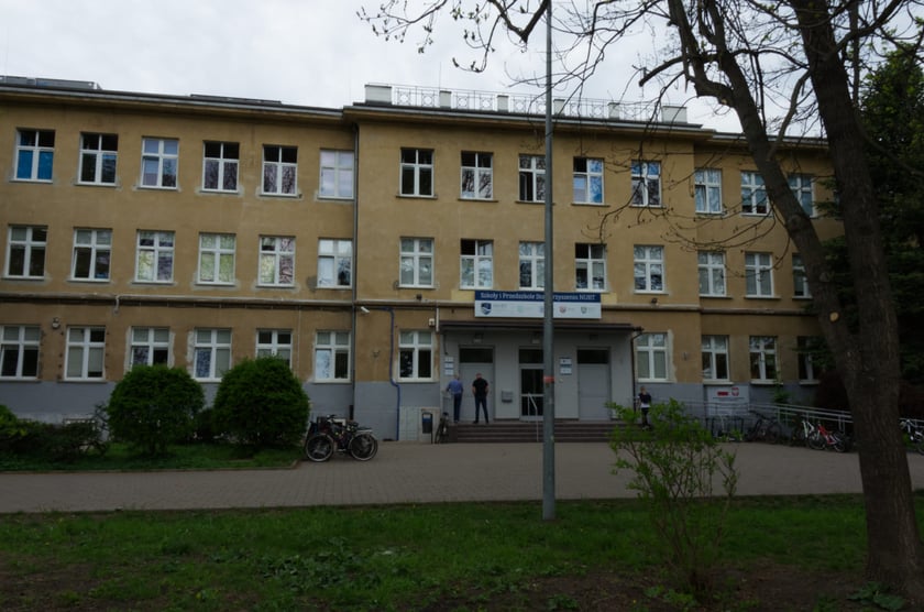 Szkoła przy ul. Pautscha na Biskupinie, widok od fronu.