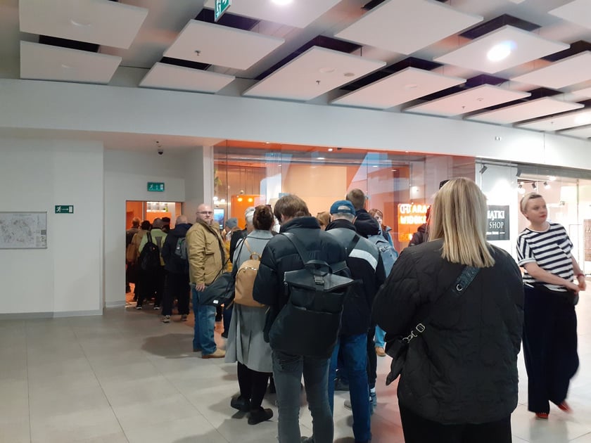 Kolejka do windy s Sky Towerze 8 kwietnia