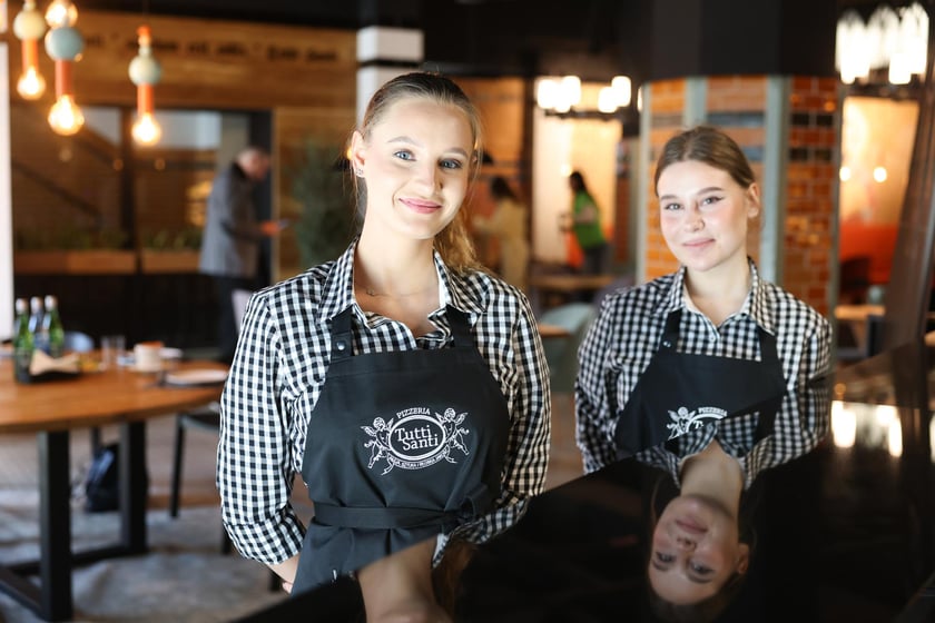 Monika i Justyna, Tutti Santi na Sienkiewicza (10 kwietnia, dzień przed otwarciem)