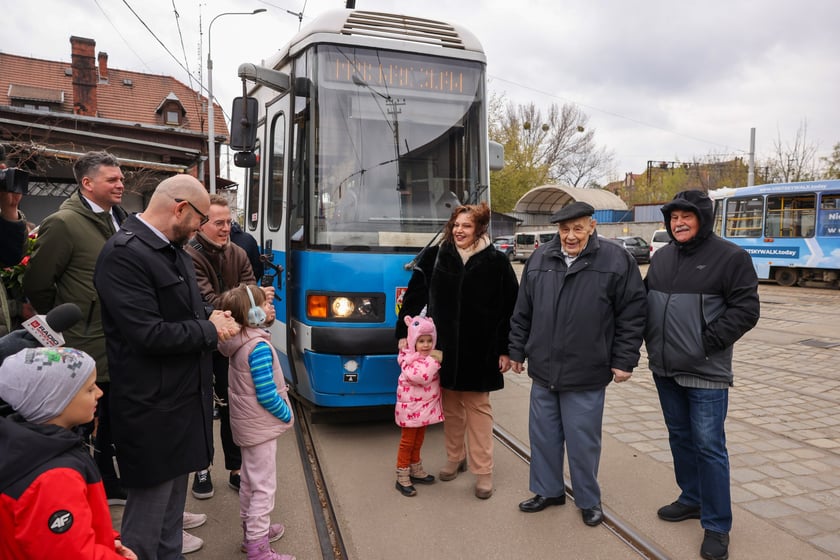 Roman Kroczak w dniu swoich setnych urodzin prowadził tramwaj na zajezdni Ołbin