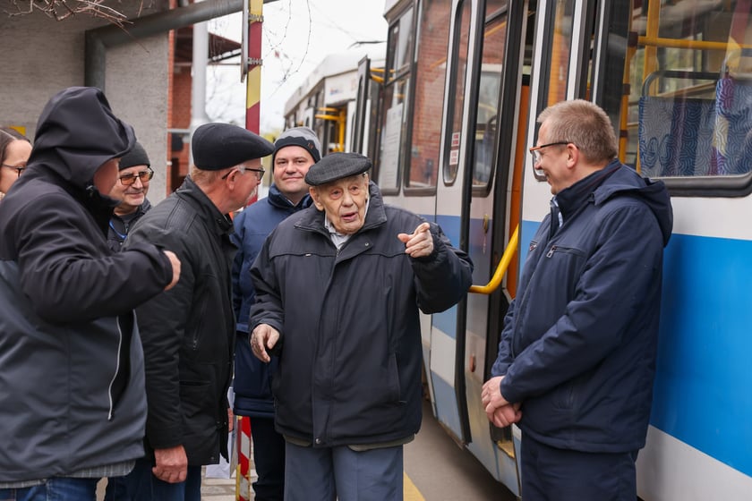 Roman Kroczak w dniu swoich setnych urodzin prowadził tramwaj na zajezdni Ołbin