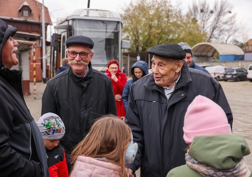 Roman Kroczak w dniu swoich setnych urodzin prowadził tramwaj na zajezdni Ołbin