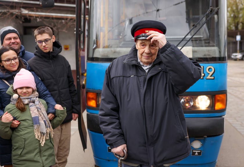 Roman Kroczak w dniu swoich setnych urodzin prowadził tramwaj na zajezdni Ołbin