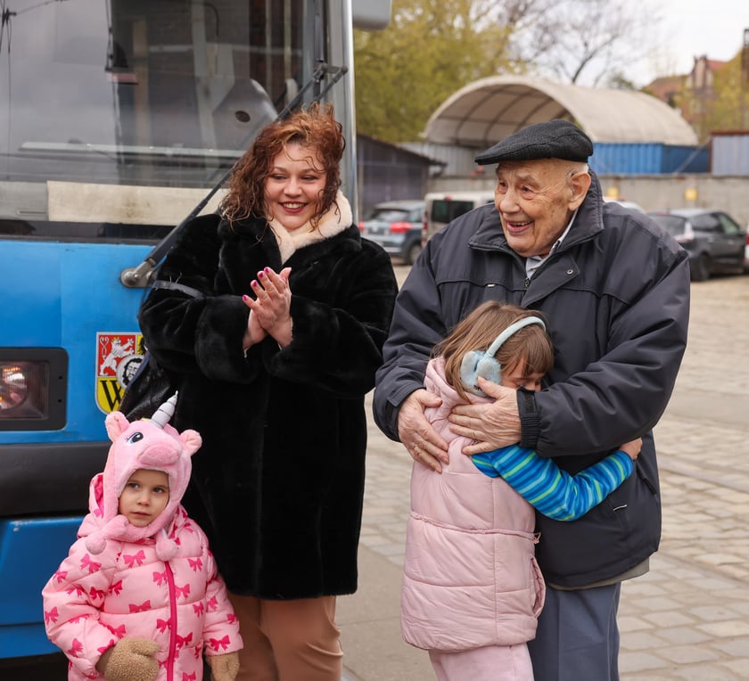 Roman Kroczak w dniu swoich setnych urodzin prowadził tramwaj na zajezdni Ołbin