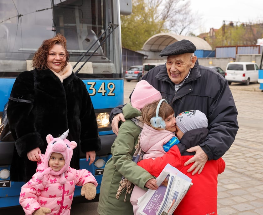 Roman Kroczak w dniu swoich setnych urodzin prowadził tramwaj na zajezdni Ołbin. Na zdjęciu z córką Magdaleną i wnukami