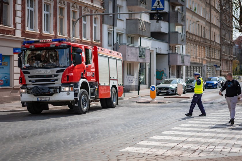 Akcja straży i policji przy III LO na Nadodrzu (12 kwietnia 2025)