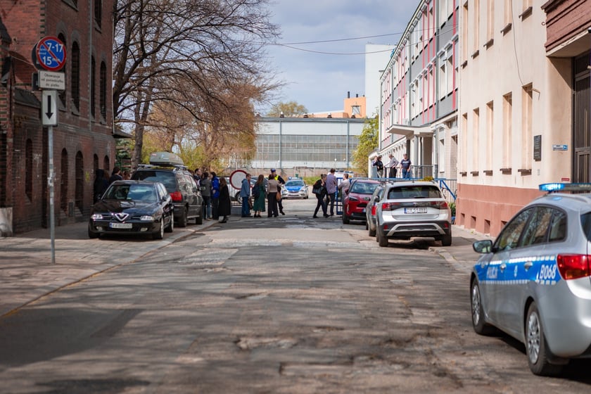 Akcja straży i policji przy III LO na Nadodrzu (12 kwietnia 2025)