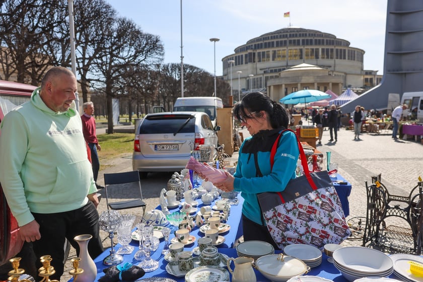 Giełda Staroci przy Hali Stulecia w niedzielę 13 kwietnia 2025 roku